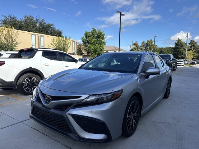 Used 2021 Toyota Camry SE FWD image 3