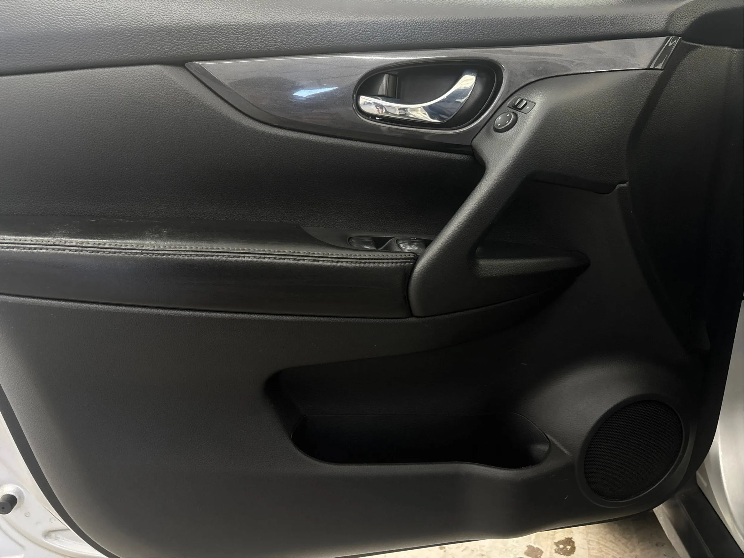 Used 2018 Nissan Rogue SV AWD/4WD image 25