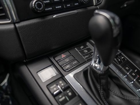Certified 2018 Porsche Macan AWD/4WD image 14