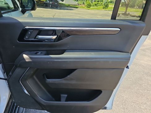 Used 2025 Chevrolet Suburban LS AWD/4WD image 17