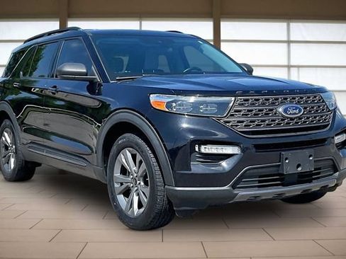 Used 2021 Ford Explorer XLT w/ Equipment Group 202A AWD/4WD image 12