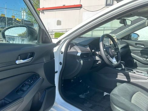 Used 2025 Nissan Altima 2.5 SV FWD image 9