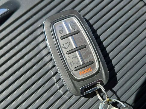 Used 2023 Chrysler Pacifica Touring-L image 35