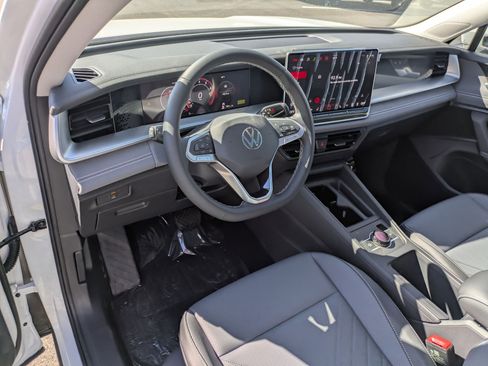 New 2026 Volkswagen Tiguan SE image 12