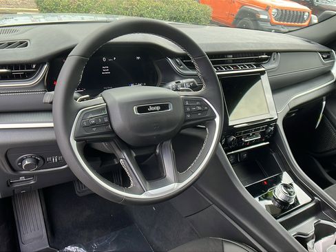 New 2025 Jeep Grand Cherokee L Altitude image 22