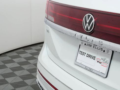 Certified 2025 Volkswagen Atlas SEL Premium R-Line image 38