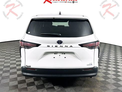 Used 2024 Toyota Sienna LE image 6