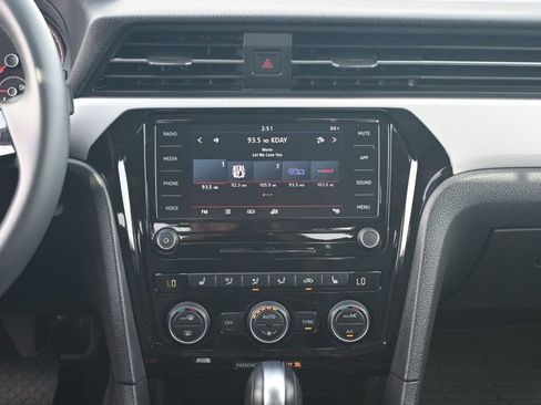 Used 2022 Volkswagen Passat 2.0T SE image 11