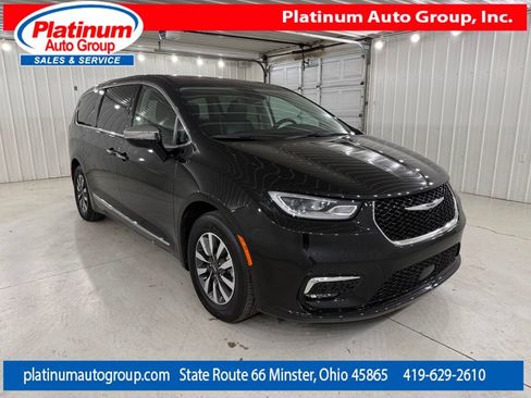 Used 2023 Chrysler Pacifica Limited FWD image 7