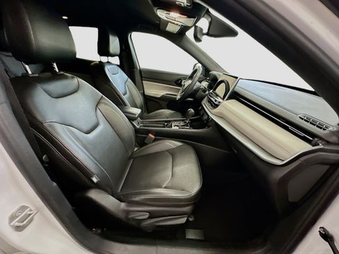 Used 2025 Jeep Compass Limited image 31