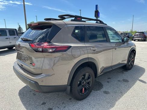 Used 2025 Nissan Rogue SV AWD/4WD image 3
