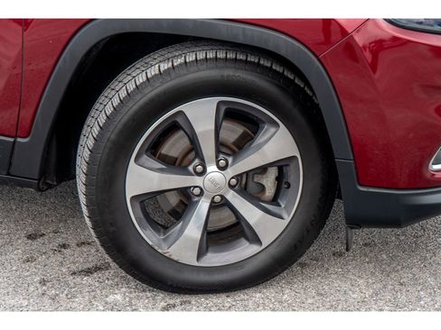 Used 2019 Jeep Cherokee Limited image 33