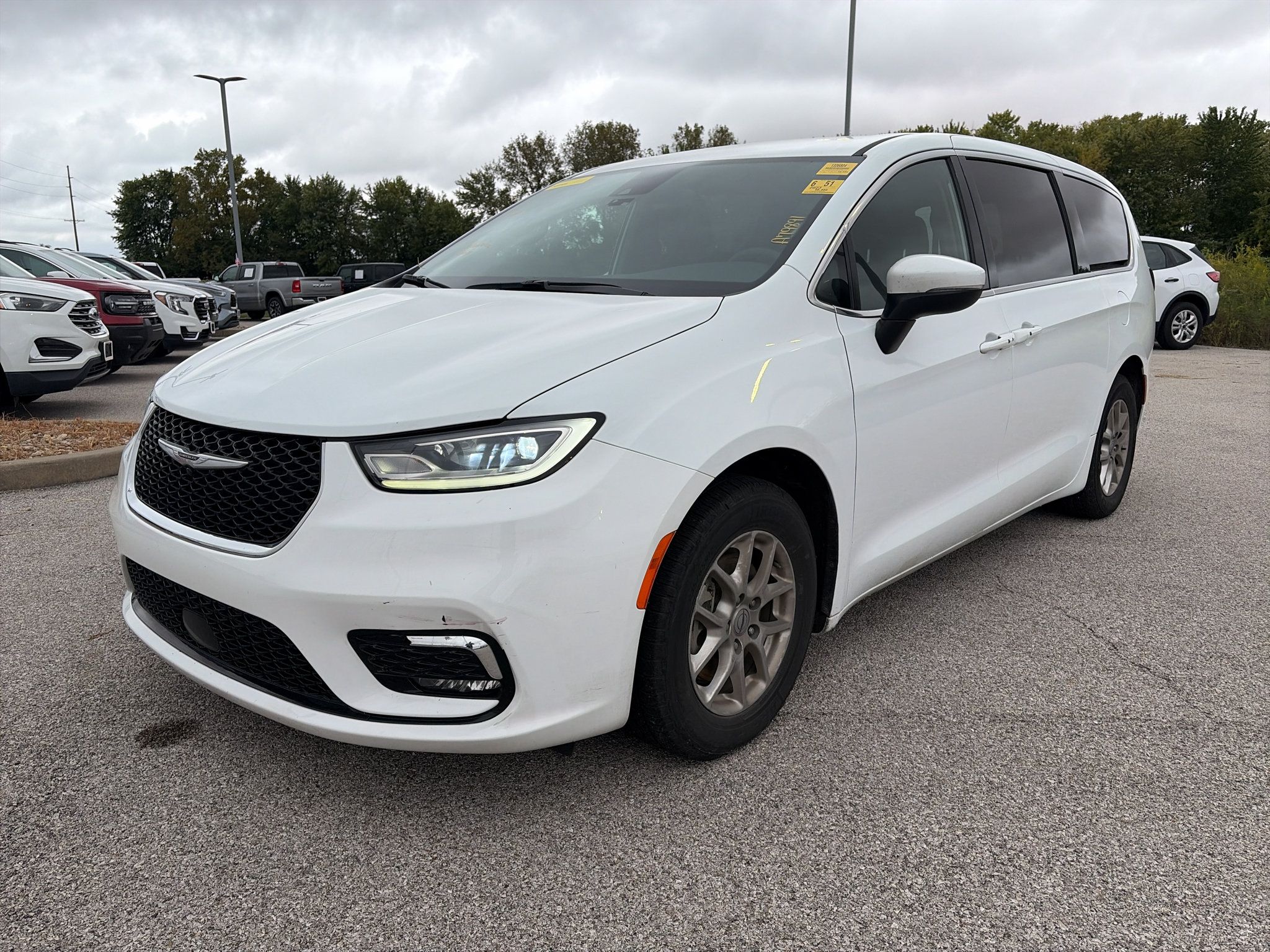 Used 2023 Chrysler Pacifica Touring FWD image 7