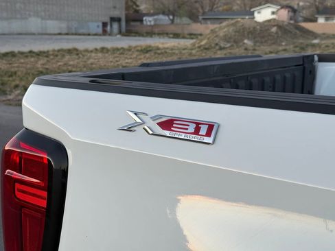 Used 2024 GMC Sierra 1500 SLE w/ X31 Off-Road Package image 16