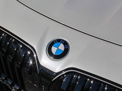 Used 2025 BMW 740i w/ Premium Package image 11