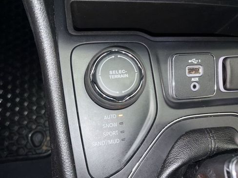 Used 2019 Jeep Cherokee Latitude Plus w/ Cold Weather Group image 50