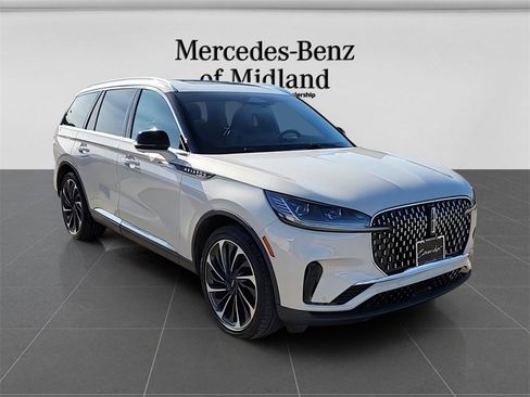 Used 2025 Lincoln Aviator Reserve w/ Equipment Group 201A image 2