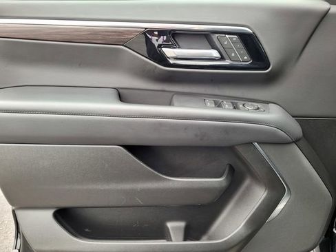 Used 2025 Chevrolet Suburban Z71 image 22