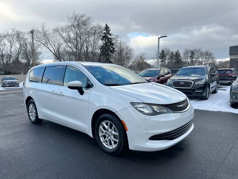 Used 2018 Chrysler Pacifica LX image 15