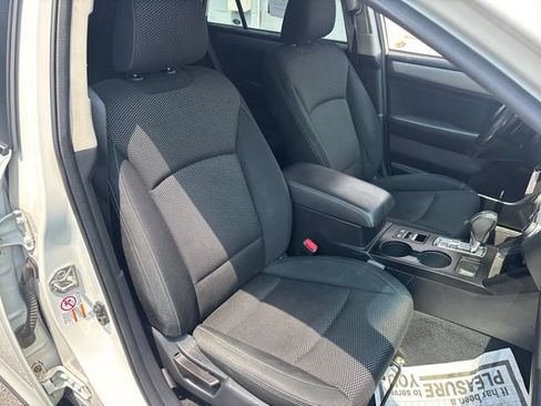 Used 2017 Subaru Outback 2.5i Premium AWD/4WD image 7