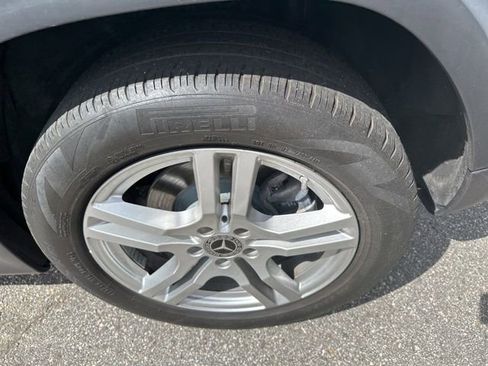 Used 2021 Mercedes-Benz GLB 250 4MATIC w/ Premium Package image 11