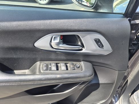 Used 2022 Chrysler Pacifica Touring-L w/ S Appearance Package FWD image 18