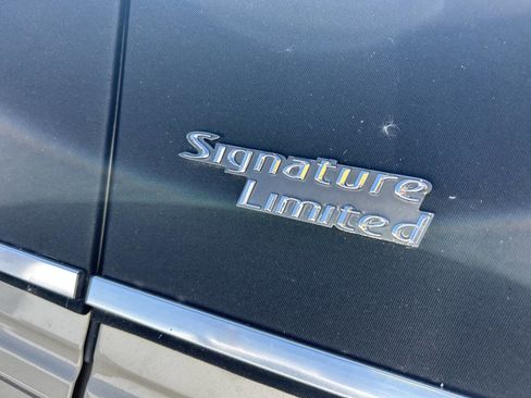 Used 2008 Lincoln Town Car Signature Limited image 3