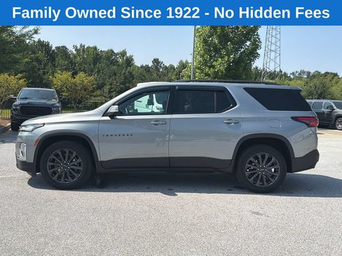 Used 2023 Chevrolet Traverse RS w/ LPO, Cargo Package FWD image 4