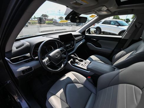Used 2024 Toyota Highlander XLE AWD/4WD image 16