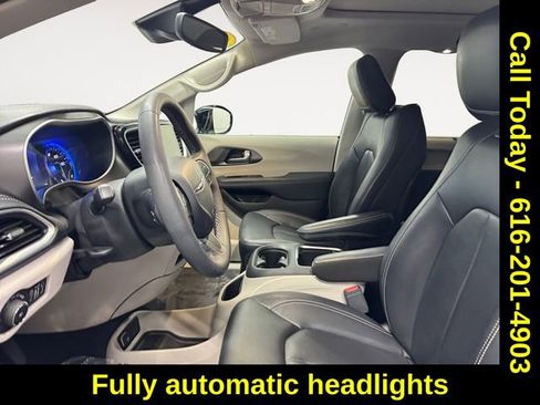 Used 2024 Chrysler Pacifica Touring-L image 7