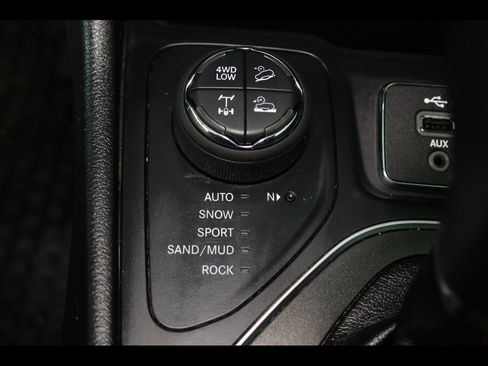 Used 2022 Jeep Cherokee Trailhawk image 12