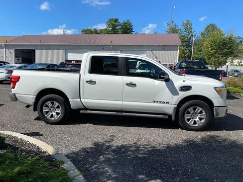 Used 2017 Nissan Titan SV image 4