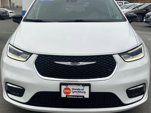 Used 2024 Chrysler Pacifica Touring-L image 6