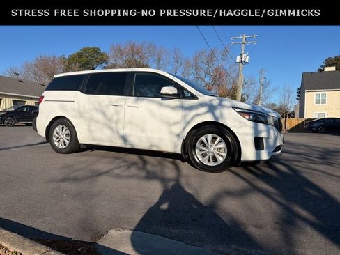 Used 2018 Kia Sedona LX image 2