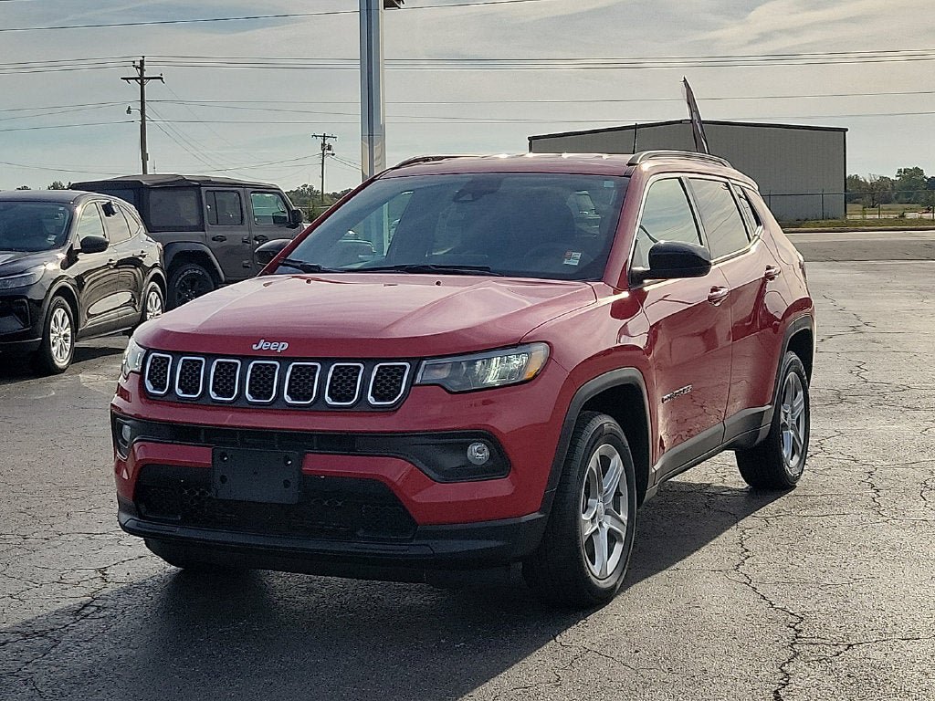 Used 2024 Jeep Compass Latitude AWD/4WD image 2