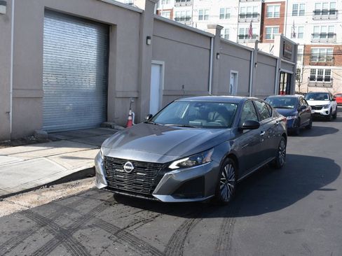 Used 2023 Jeep Wrangler Sport image 34