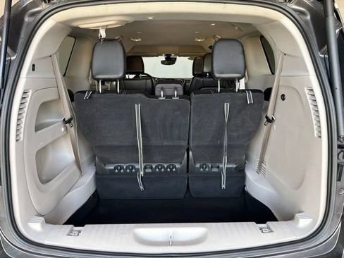 Used 2023 Chrysler Pacifica Touring-L FWD image 21