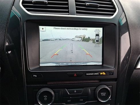 Used 2017 Ford Explorer XLT w/ Equipment Group 202A image 18