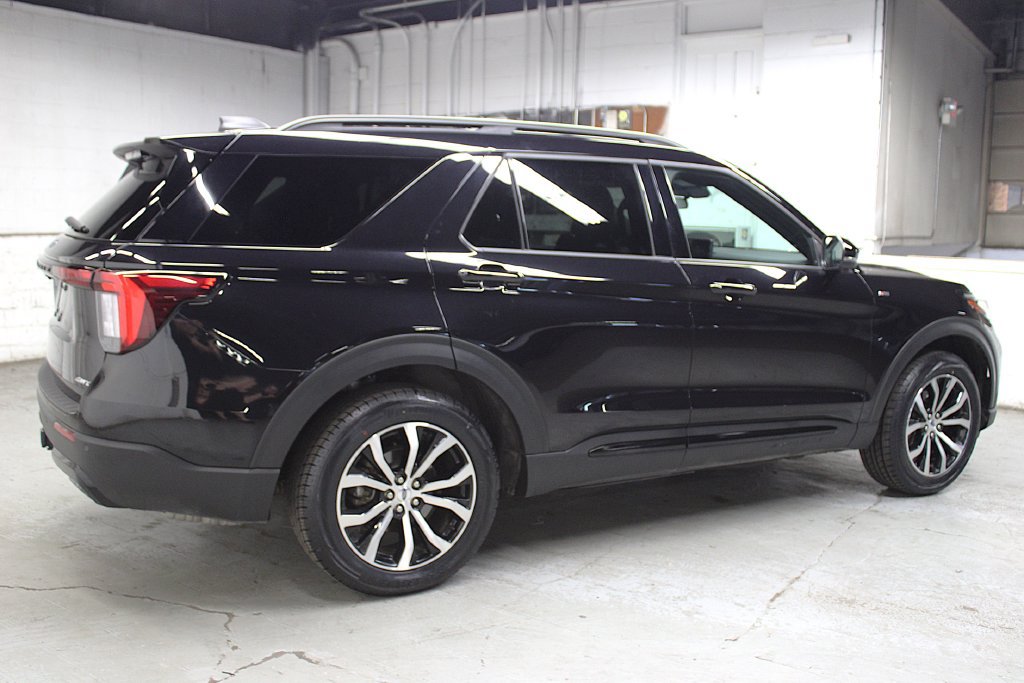 Used 2025 Ford Explorer ST-Line AWD/4WD image 3