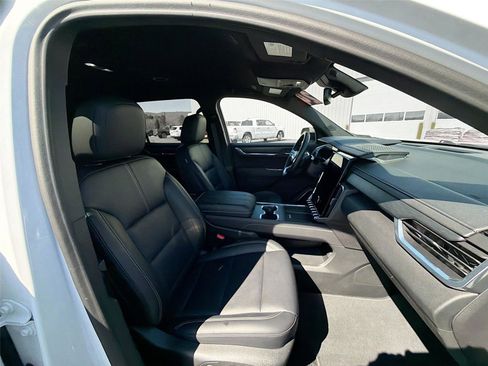 Used 2024 GMC Acadia Elevation image 29