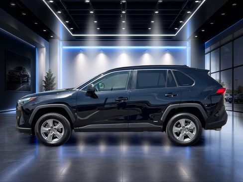 Used 2023 Toyota RAV4 LE AWD/4WD image 7