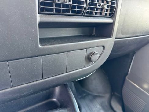 Used 2013 Chevrolet Express 2500 RWD image 17