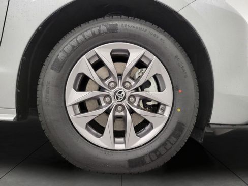 Used 2025 Toyota Sienna LE image 4