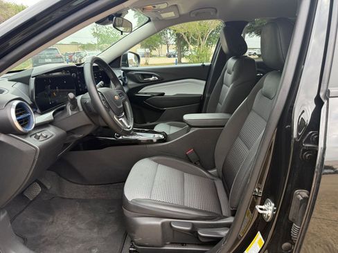 Used 2025 Chevrolet Trax LT w/ LT Convenience Package FWD image 27