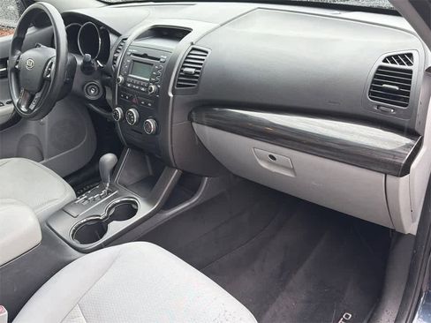 Used 2013 Kia Sorento LX w/ Value Pkg image 13