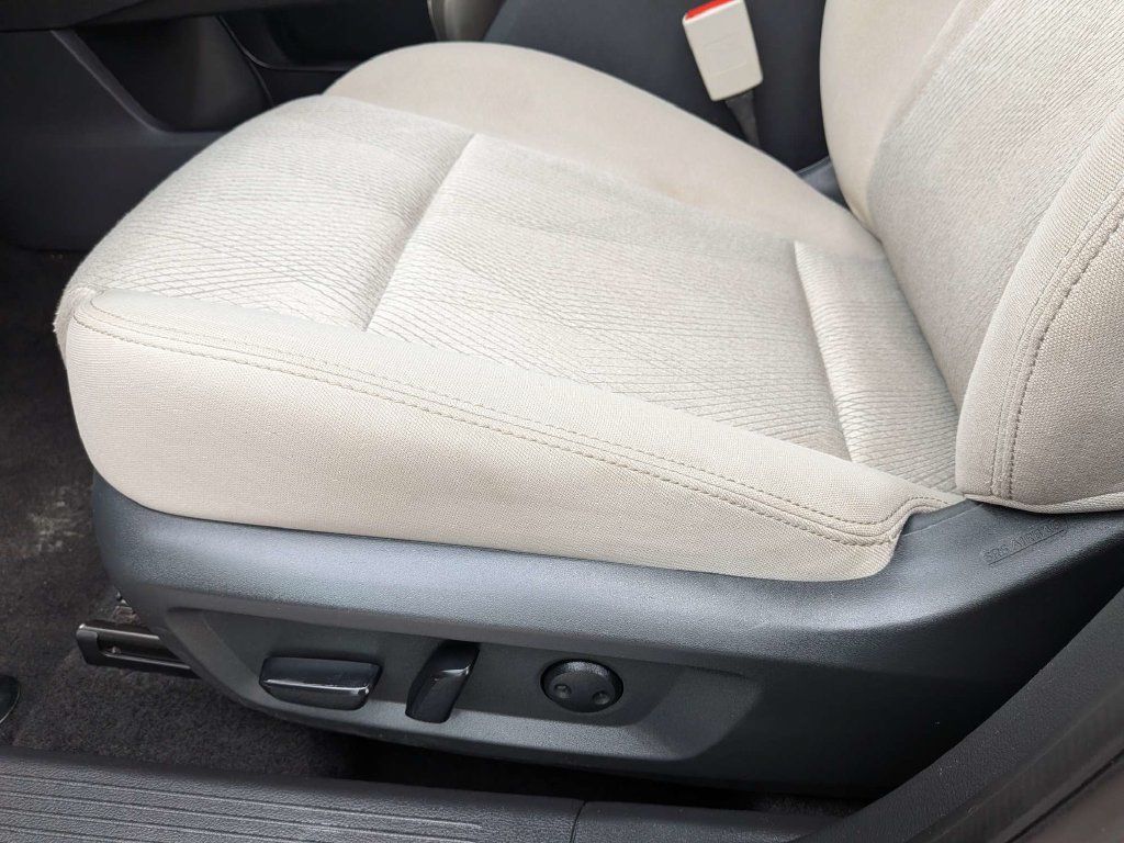 Used 2025 Nissan Rogue SV AWD/4WD image 26