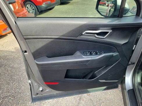 Used 2025 Kia Sportage LX FWD image 10