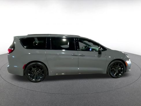 Used 2025 Chrysler Pacifica Limited image 14
