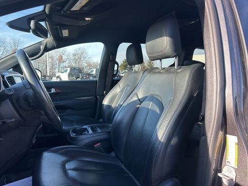 Used 2020 Chrysler Pacifica Touring-L image 9