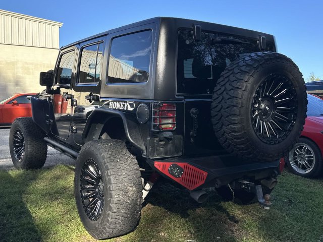 Used 2015 Jeep Wrangler Unlimited Sahara w/ Connectivity Group AWD/4WD image 15